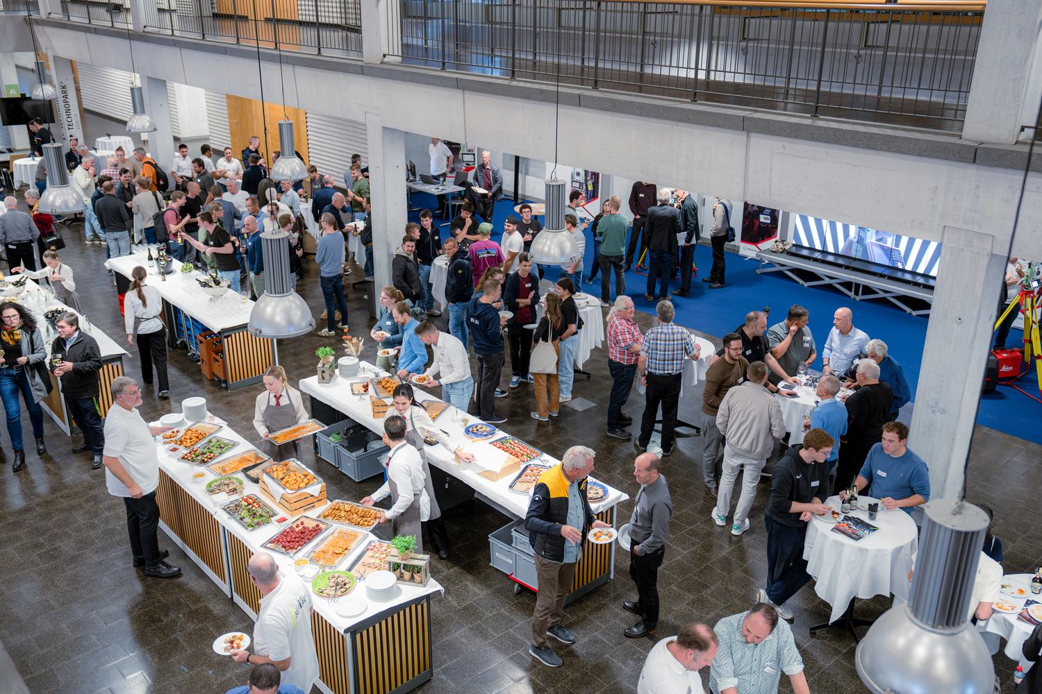 Überblick über Networking-Apéro an einer Firmenveranstaltung im Technopark